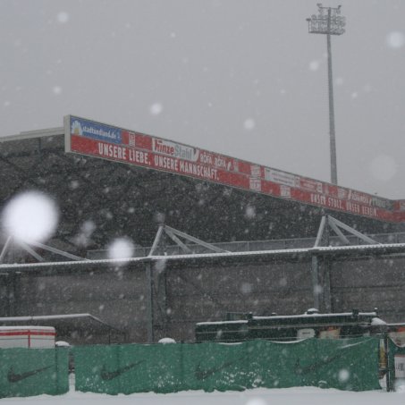 Stadion An der Alten Försterei: Schneeräumtag endet im Flockenwirbel