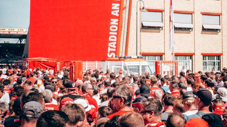 Stadion öffnet um 18:30 Uhr