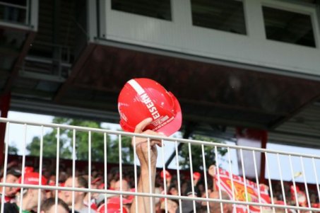 Stadionbauerhelme: Ab Freitag im Ticketoffice!