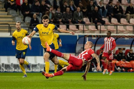 Sven Michel reaches impossibly to score against Saint Gilles
