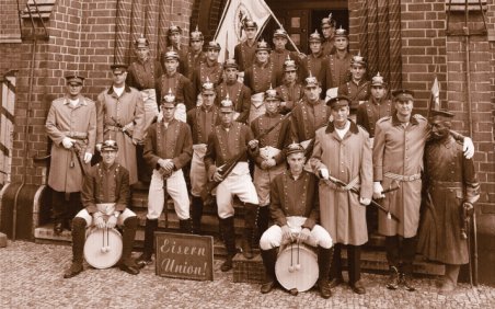 The Union squad of 2005/06 on the steps of the Rathaus Köpenick, next to the statue of Wilhelm Voigt. The Hauptmann of Köpenick