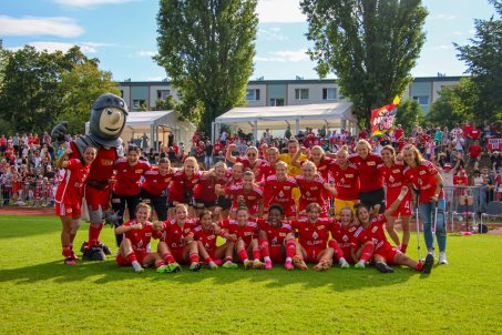The Union team, joyous following their 1-0 win over Viktoria in the 4th game of the season. 