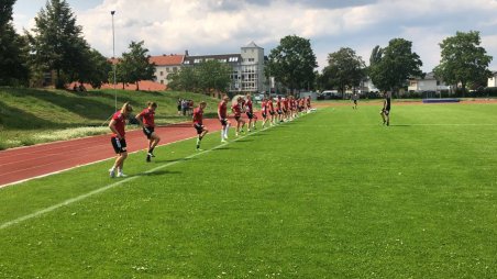 Their first stretches on the pitch at the Fritz-Lesch Sportplatz