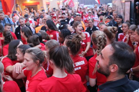 There were hundreds waiting at the Alte Försterei for the team's arrival, but just as impotrant were the players of the U-23's, who had won their own play-off in dramatic style. Promotion belonged to all of them