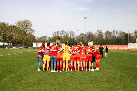 They take a Polaroid together after every game. The one after Dina's two goals against Jena II would bring back wild memories