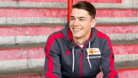 Tim Maciejewski unterschreibt Lizenzspielervertrag