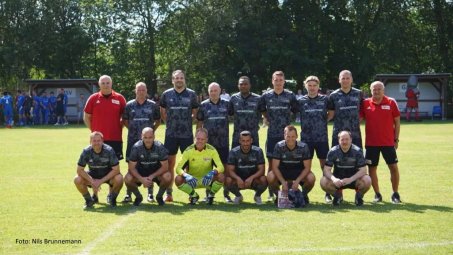 Traditionsteam zündet Feuerwerk