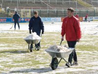 Trainingseinheit mit Schneeschieber und Schubkarre