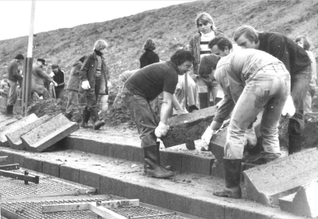 Union-Anhänger als Freiwillige beim Stadionausbau auf der Wuhleseite 1979