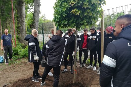 Unioner säuberten Ufer und pflanzten einen Baum