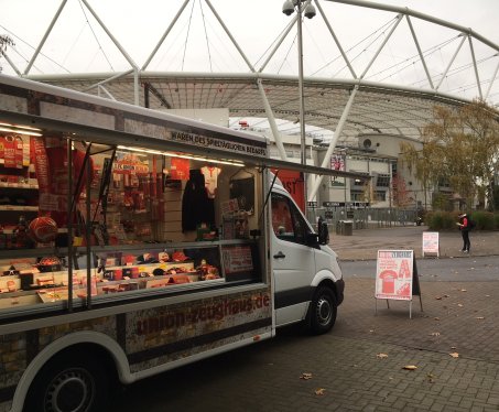 Unser Fahr-Zeughaus vor der BayArena Leverkusen