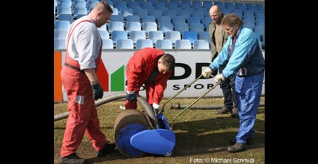 Wasser vom Rasen abgesaugt