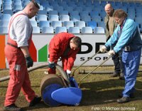 Wasser vom Rasen abgesaugt