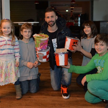 Weihnachtssingen: Benjamin Köhler nimmt Spendendosen in Empfang