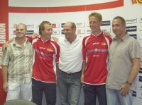 &quot;East &amp; West&quot; leuchtet auf der Union-Brust