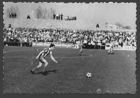 vorbereitete Tribünen-Baustelle im Hintergrund eines Heimspieles im März 1968